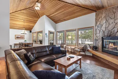 Image de King Suite, Hot Tub, Gas Fire-Pit Grace This Gorgeous Golf-Course Sunriver Home