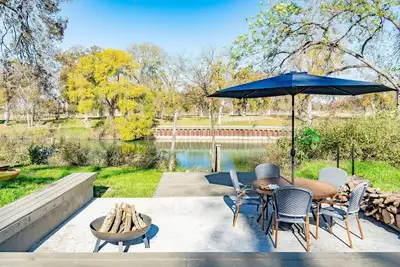 Image de Family Fun on Guadalupe River w/ kayaks, grill and dock! Minutes from Downtown