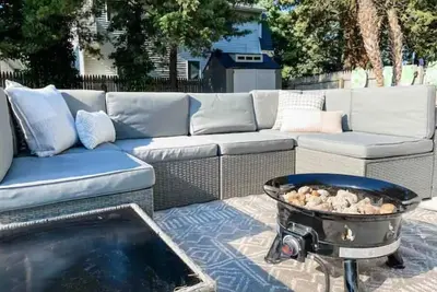 Image de Romantic Saltbox Bungalow! Hot Tub & walk 2 quiet beach w\/ beautiful sunsets!