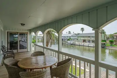 Image de The Captains Quarters ~ Beautiful 4/4 Canal Front Home in Key Allegro!
