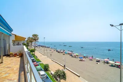 Image de Ático en Primera Línea de Playa con Vistas al mar