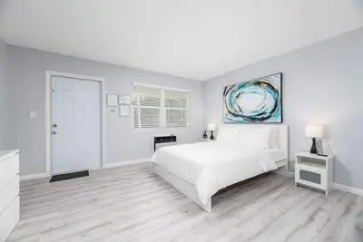 Image de Just Off Wilton Drive! Apt 2