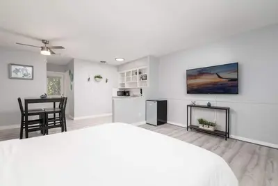 Image de Just Off Wilton Drive! Apt 4