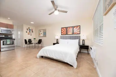 Image de Just Off Wilton Drive! Apt 7