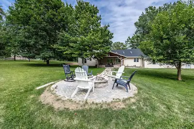 Image de Pet\/Family Friendly Farmhouse: Sleeps 10, Firepit, 1 Hour from Chi