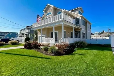 Image de Seaside Sanctuary: 5 Bedroom Weekly Vacation Retreat with Pool, Deck, and Beach