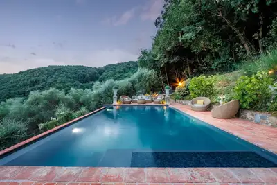 Villa Lina, Luxury Farmhouse with Pool and Amazing View close to Lucca Town Centre