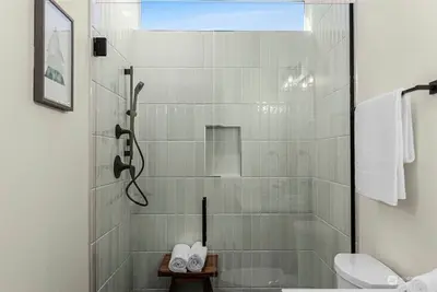 Image de Emerald City Nest with Lake View