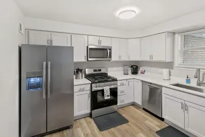 Image de Modern Home Centrally Located