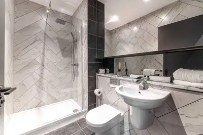 Image de Two-Bedroom Apartment 107 (Sleeps 7) - minutes from L1 and all major attractions