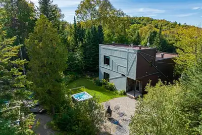 Image de Unique, vaste et belle maison architecturale avec vue Ă couper le souffle!