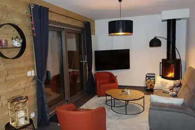 Image de Wifi, 1er étage, terrasse, cheminée ou poêle à bois, parking, télévision, casier à ski, 100m²