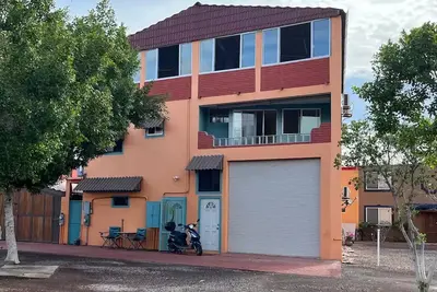 Image de Spacious 3 bedroom 2 bath apartment on 2nd floor.