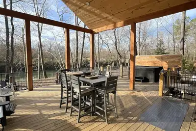 Image de Riverfront Cabin w/Hot Tub. 30 Miles N of Broken Bow Lake. New High speed Wifi