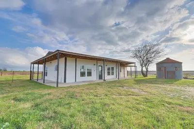Image de Modern Farmhouse in Del Valle: Rural Setting!