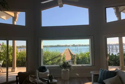 Image de Fabulous spacious waterfront home close to beach, includes private guest house.