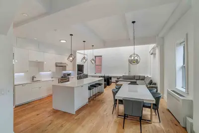 Image de Spring Duplex | 3br with 22' Ceilings, Private Rooftop, and Elevator in Soho