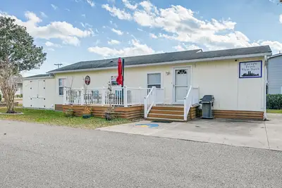 Image de 1 Mi to Surfside Beach: Coastal Cottage