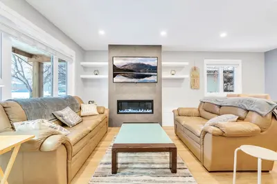 Image de Brand New Comfy Inner City Oasis