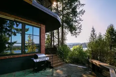 Image de Charming Shawnigan Lake Front Cottage