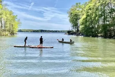 Image de Enjoy Lake Gaston with our private dock and deep water. Available August 18-28