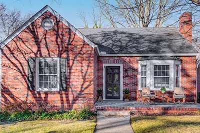 Image de Home in sought after centrally located Lindley Park neighborhood.