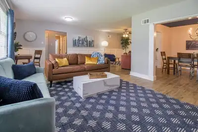 Image de 100\" Projector, Marsh Views, Full Coffee Bar, Pool/Ping Pong Game Room