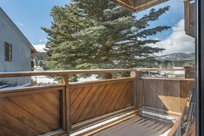 Image de Cozy ski condo, just minutes from the ski resort!