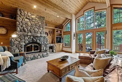Image de Private Hot Tub | Second Living Room | Martis Valley Views| Hoa Pool | Near Golf & Biking