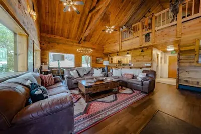 Image de 8 bedroom, 10 bathroom lodge perfect for groups, weddings, family reunions