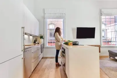 Image de Chef's Dream Kitchen in Downtown 2 Bedroom Loft