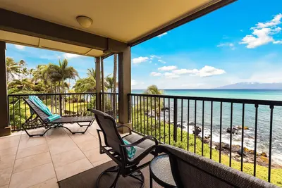 Image de Beachy Oceanfront 2bd Condo, steps from the shore