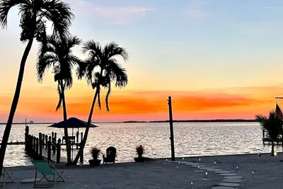 Image de Stunning Waterfront Home with Southeast Bay Frontage - Villa Cuquita