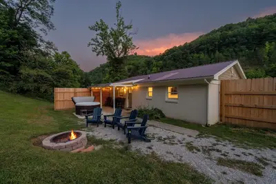 Image de WiFi, Hot Tub, Pets, Prime Location in Red River Gorge!