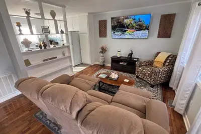 Image de In Town Living - Ev Ready - Room for Large Vehicle & Trailer Parking
