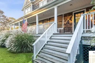 Image de Waterfront Boho Beach House, a stone's throw from the Hamptons! \n