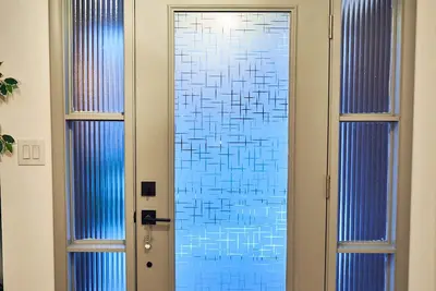 Image de Warm and Comfy Stay\nClose to all you need!