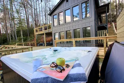 Image de Private Lake \/ Hot Tub \/ Large Deck \/ Rest & Relax \/ Kayaks & Canoe