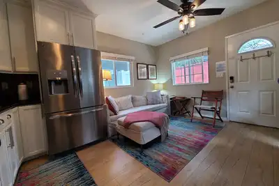 Image de Waypoint Cottage, one block from the beach!