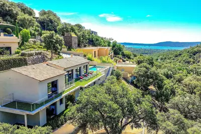 Image de Villa neuve dans un domaine sécurisé avec piscine, vue mer proche de St Tropez.
