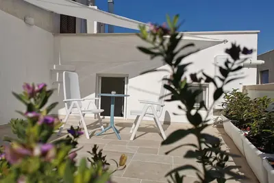 Image de Suite La Terrazza avec baignoire d'hydromassage et petite terrasse.