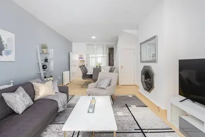 Image de Modern & Cozy 4 Bedroom House - Queensway Station