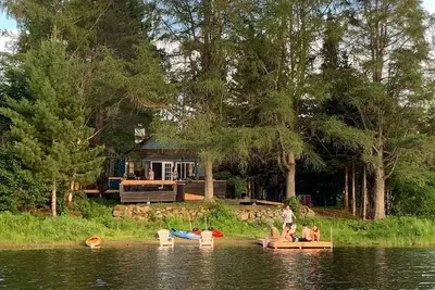 Image de Chalet au bord de l’eau avec spa privé entièrement rénové avec un charme rustique et contemporain.