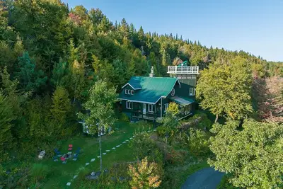 Image de Charmant chalet rustique avec tour, vue spectaculaire, spa et véranda ouverts toute l'année.