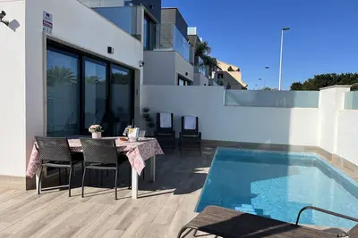 Image de Villa de luxe de trois chambres avec piscine privée et solarium sur le toit