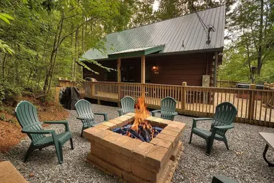 Image de Whispering Winds: Pet-friendly sanctuary with hot tub, firepit, WiFi, spacious deck, just 10 minutes from downtown Blue Ridge