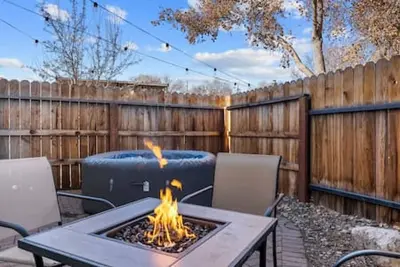 Image de Hot Tub FirePit Patio Walk To MidTown Downtown