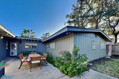 Image de Little Bay House | 3 Buildings + Spacious Yard & Game Room!