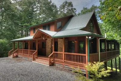 Image de Rustic Cabin w/ 3 En suite Br w/ Game Room + Loft