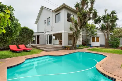 Image de Seaside Family Haven|Stunning Table Mountain View